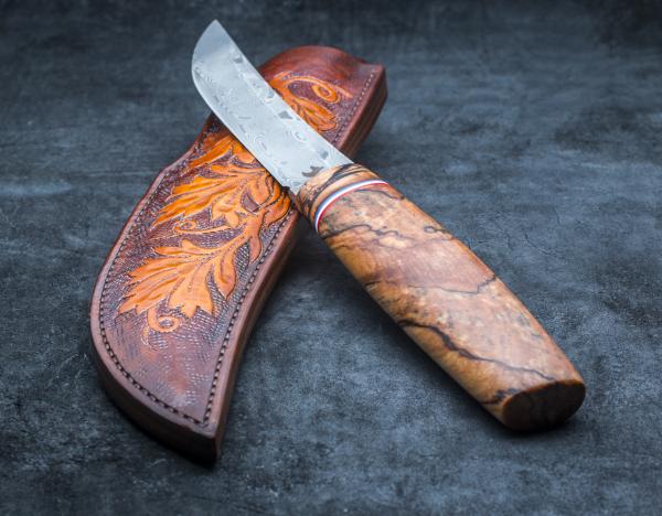 Un couteau de chasse en Damasteel