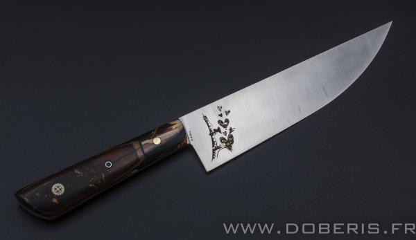 Un couteau de chef avec os de mammouth stabilisé