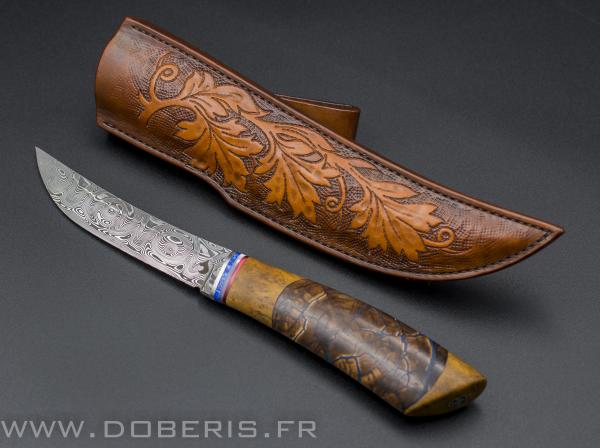 Un couteau de chasse - damasteel, mammouth et bois stabilisée